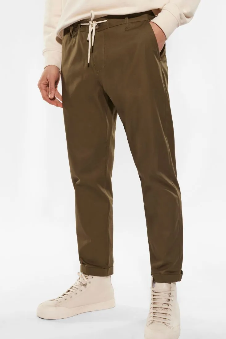 Pantaloni straight monocolour con coulisse a contrasto