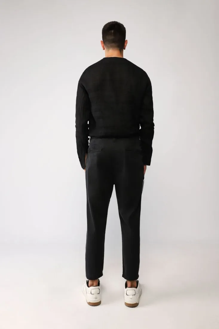 Pantaloni straight monocolour con pinces e catena sottile con perle
