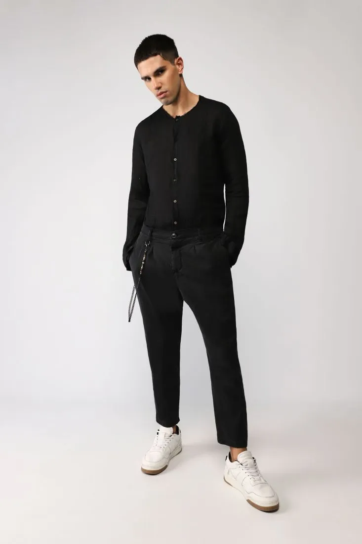 Pantaloni straight monocolour con pinces e catena sottile con perle