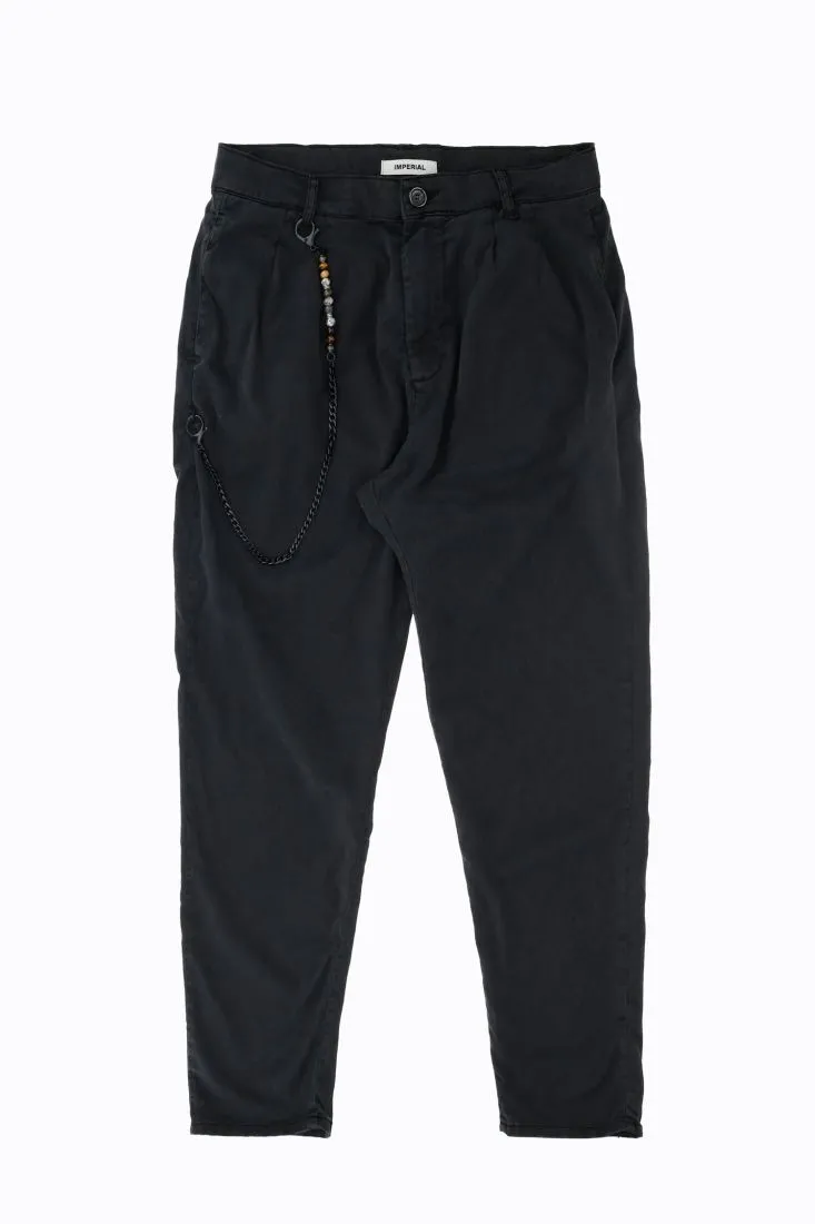 Pantaloni straight monocolour con pinces e catena sottile con perle