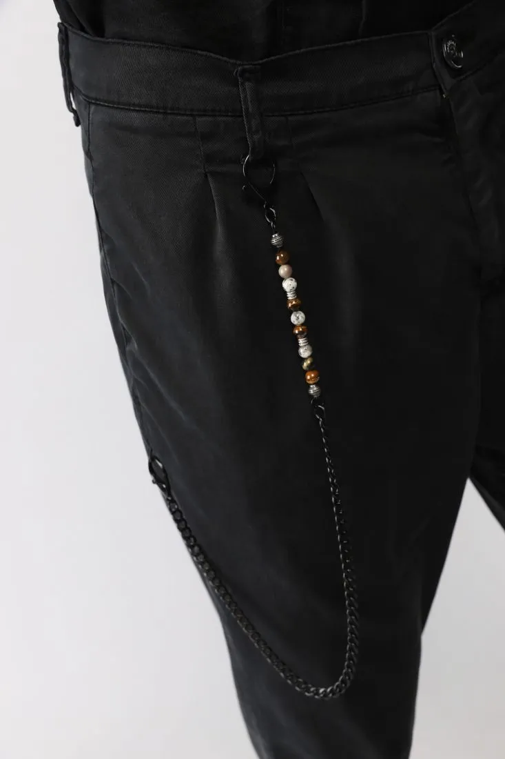 Pantaloni straight monocolour con pinces e catena sottile con perle