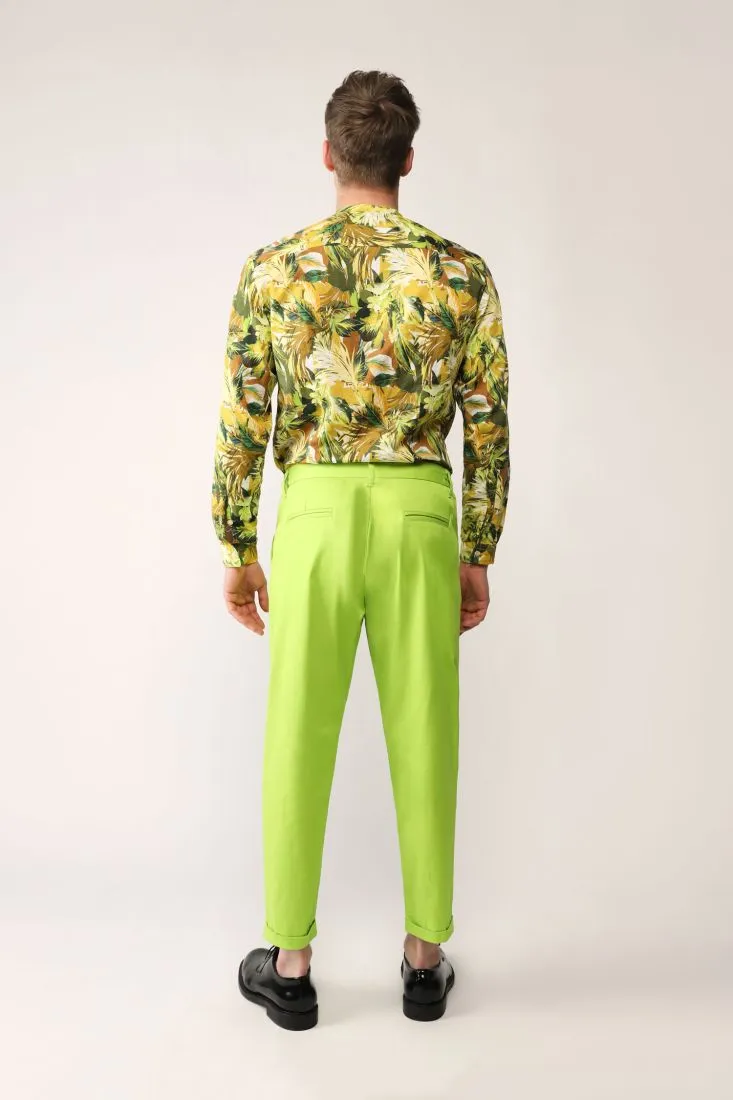 Pantaloni straight monocolour con pinces e orli risvoltati