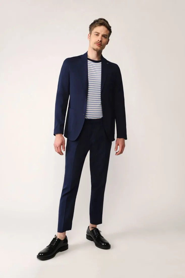 Pantaloni straight monocolour con pinces e piega stirata