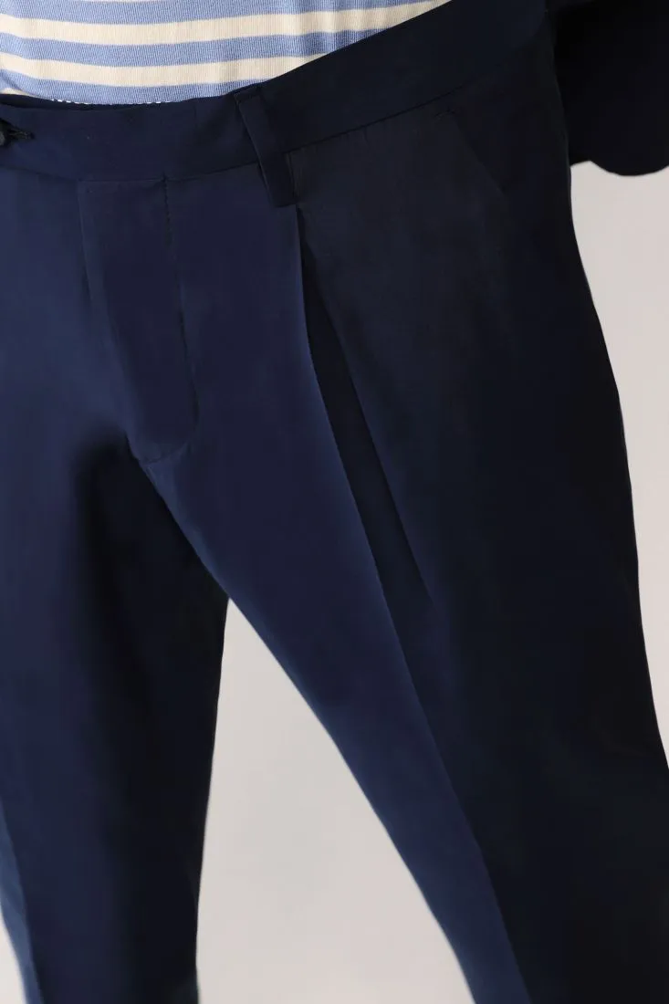 Pantaloni straight monocolour con pinces e piega stirata