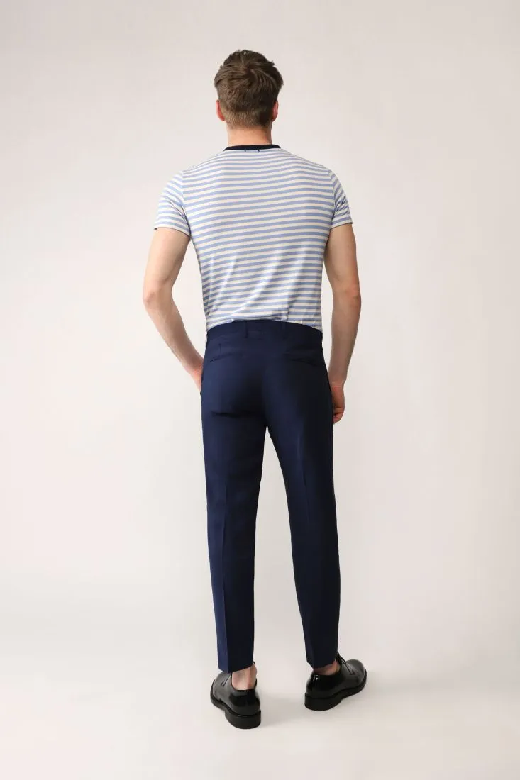 Pantaloni straight monocolour con pinces e piega stirata
