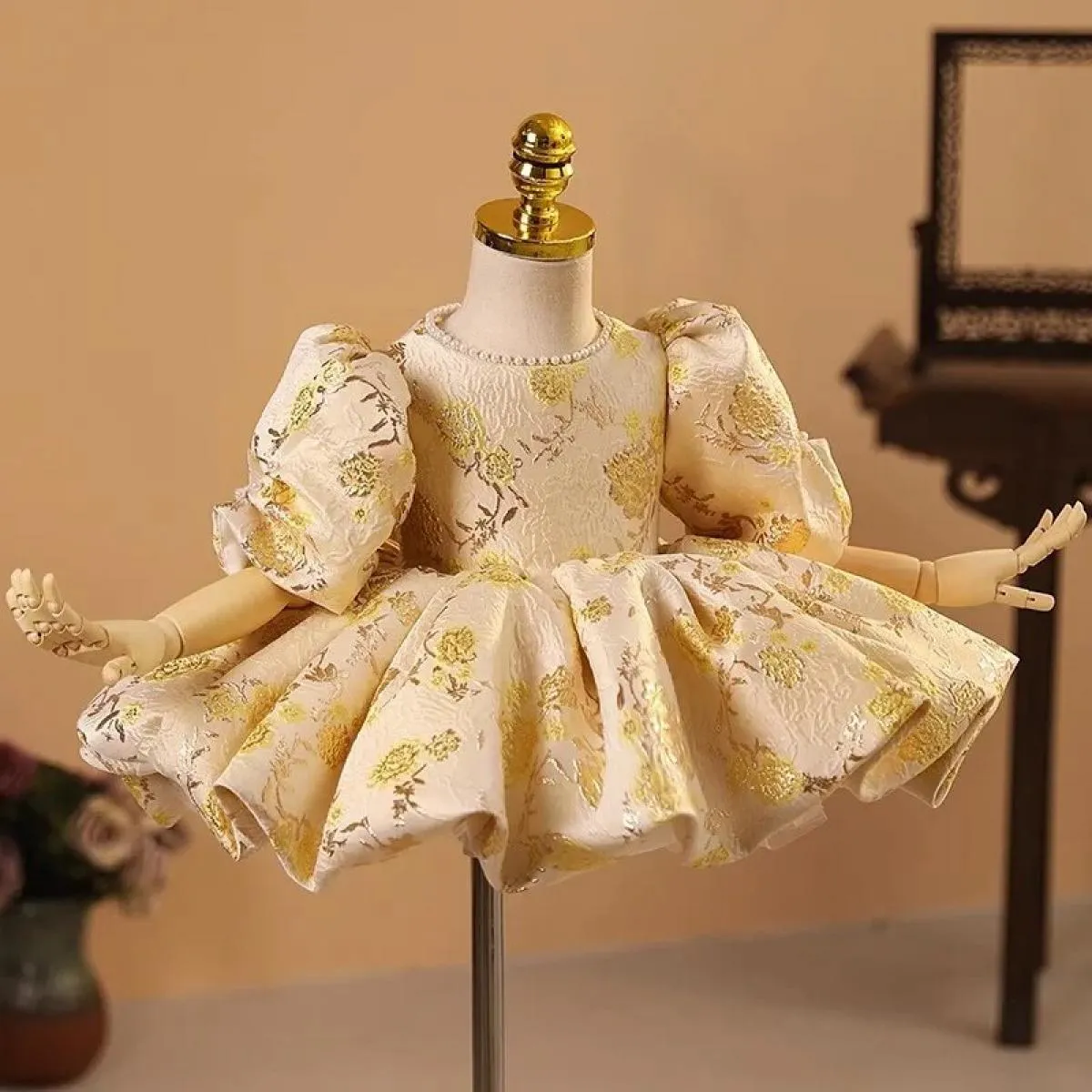 Splendido abito di fascia alta Abito da ballo per la prima festa di compleanno di una ragazza elegante Abito ricamato a mano per