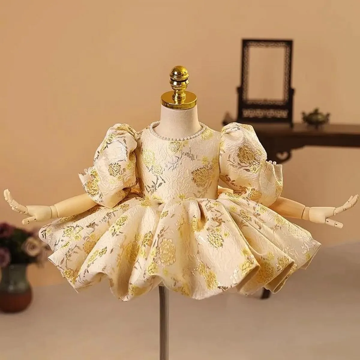 Splendido abito di fascia alta Abito da ballo per la prima festa di compleanno di una ragazza elegante Abito ricamato a mano per