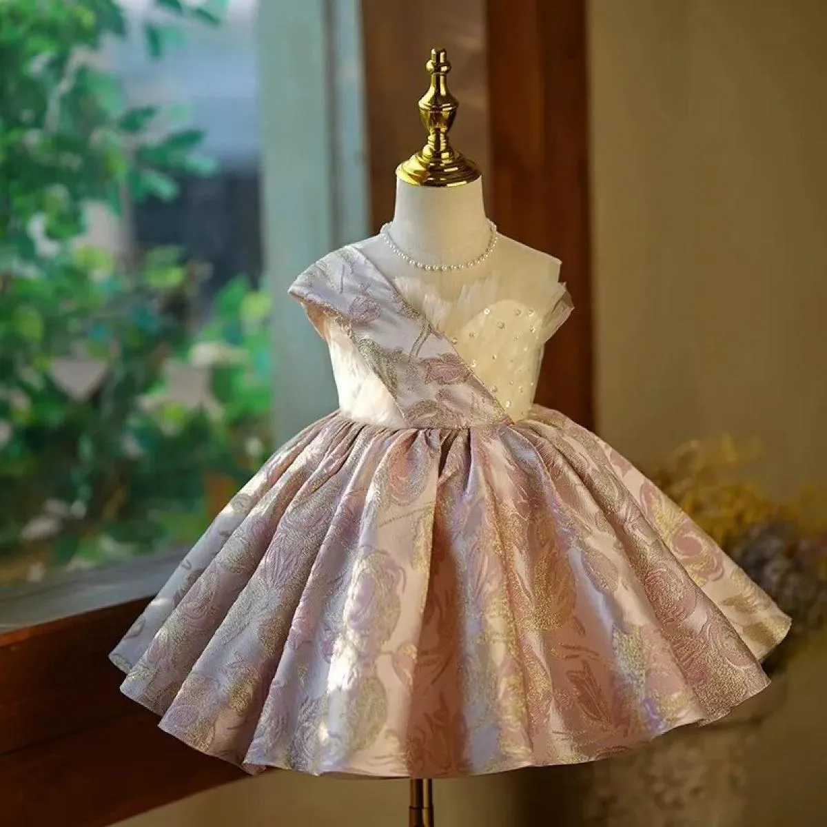 Splendido abito di fascia alta Abito da ballo per la prima festa di compleanno di una ragazza elegante Abito ricamato a mano per