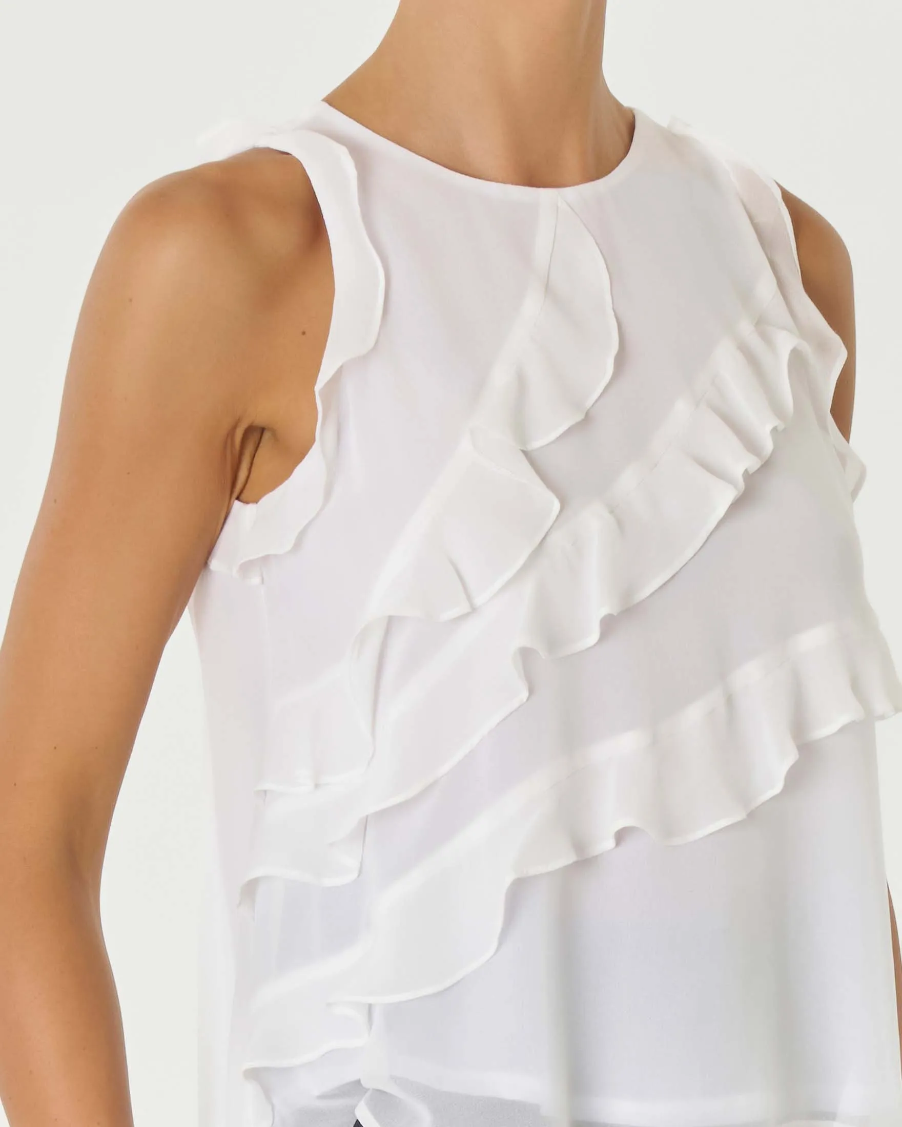 Top bianco in georgette senza maniche con rouches oblique sul davanti