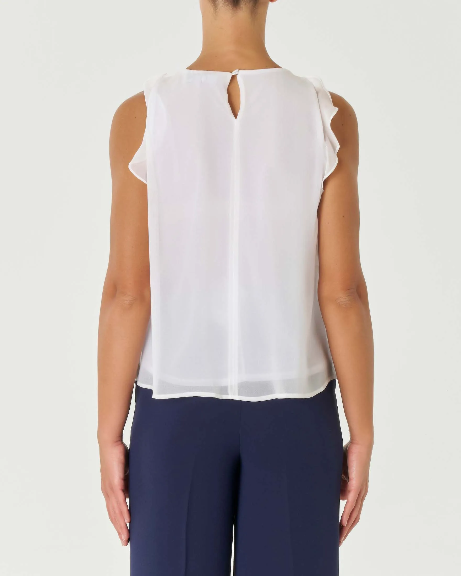 Top bianco in georgette senza maniche con rouches oblique sul davanti
