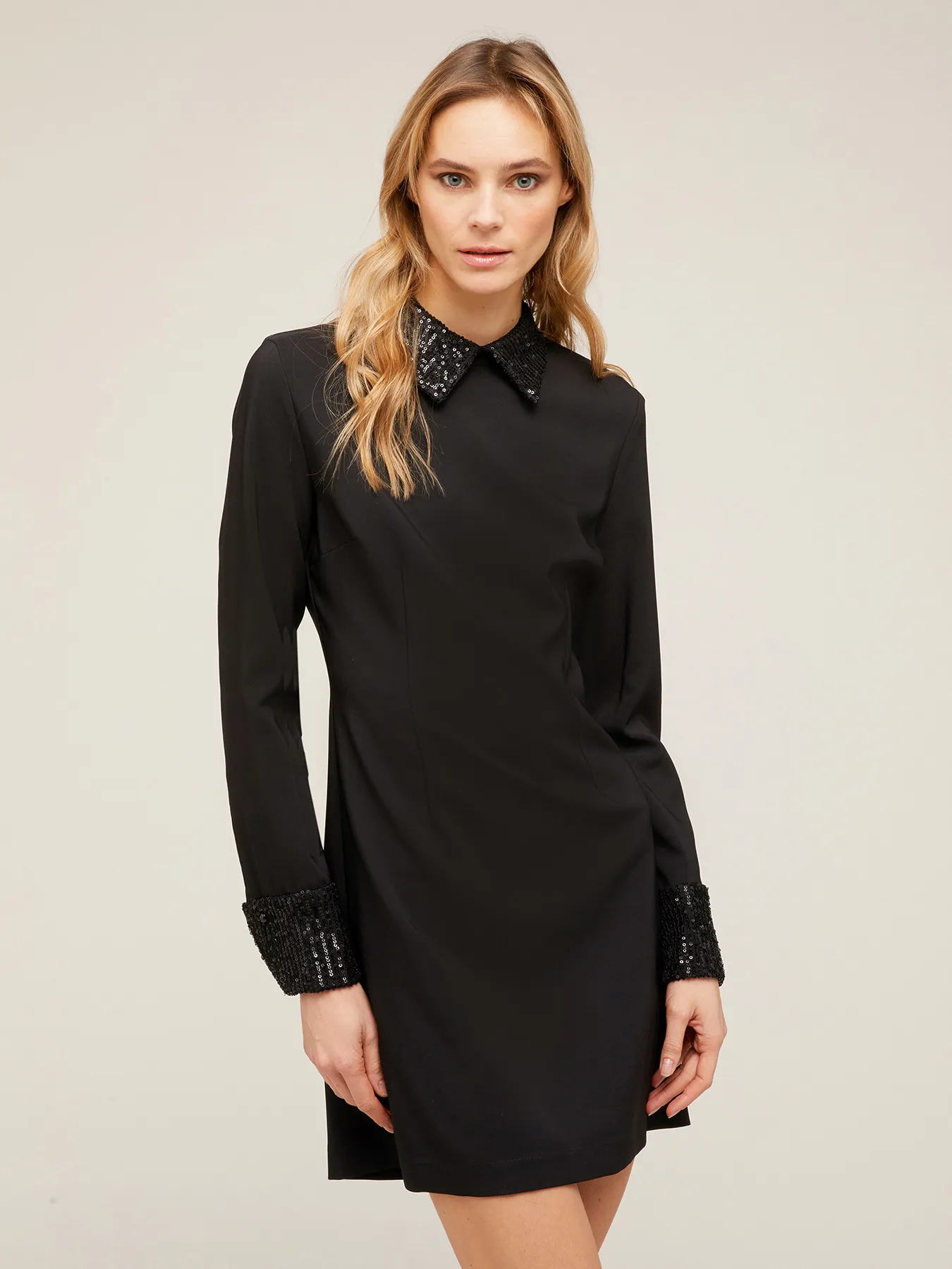Vestito a tubino con colletto ricamato